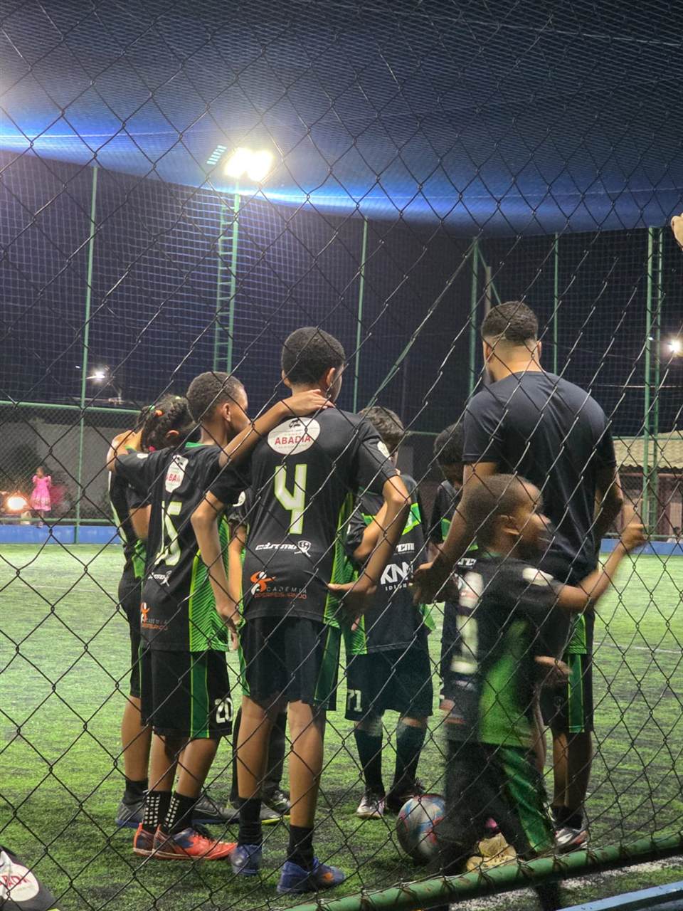 Turma da Extremo Society reunida em roda de conversa no campo à noite