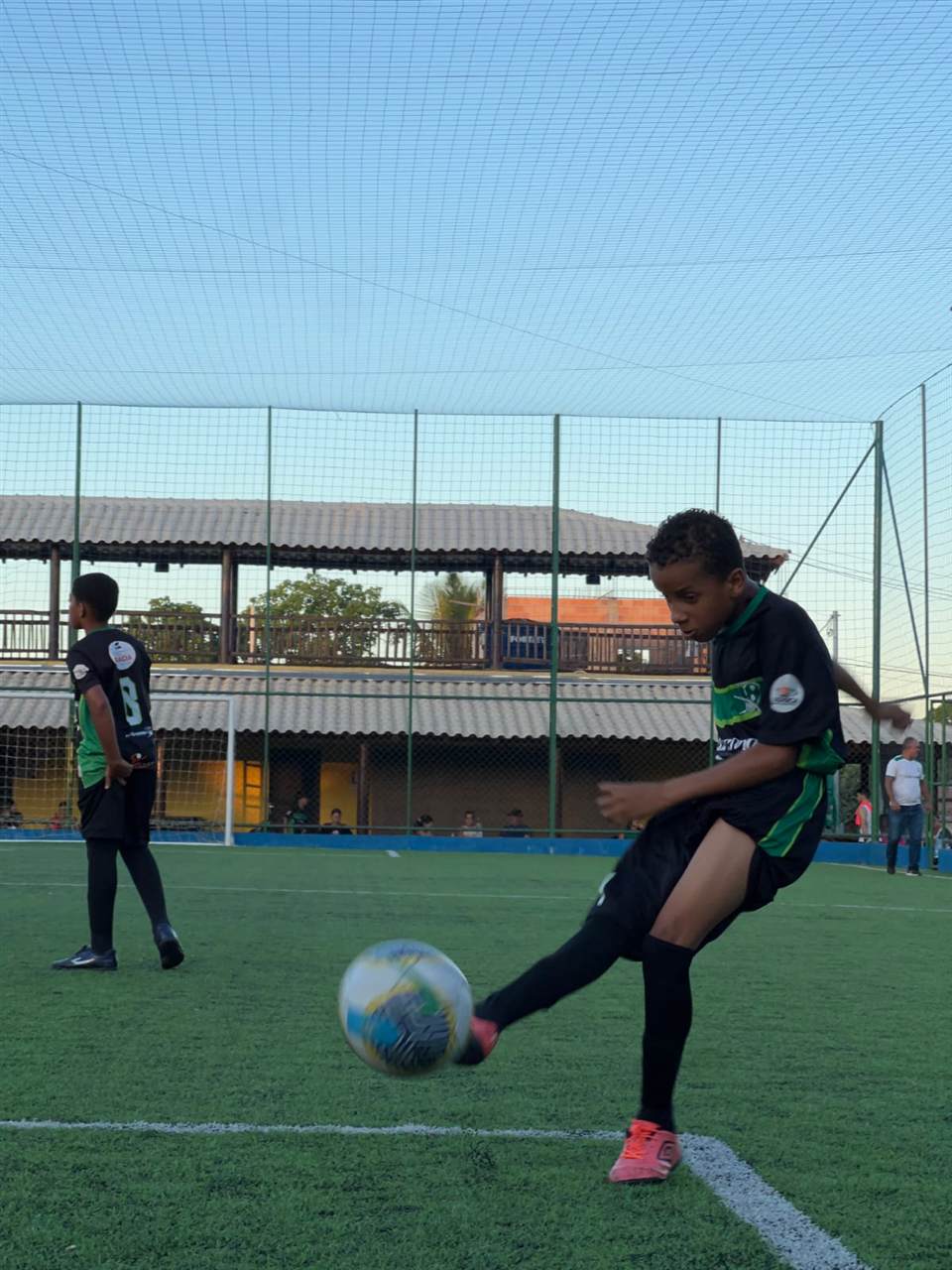 Aluno da Extremo Society batendo na bola durante o treino