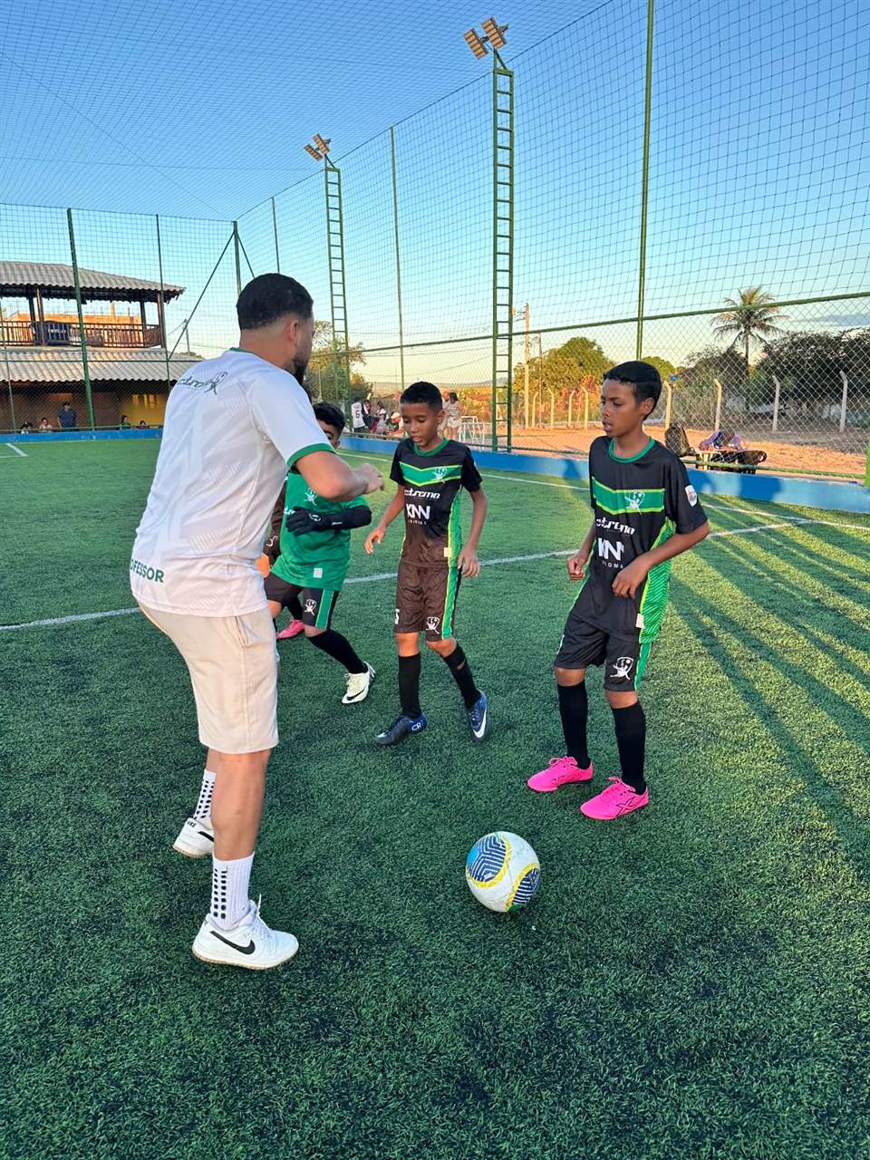 Alunos da turma de fundamentos da Extremo Society em treino técnico com o professor