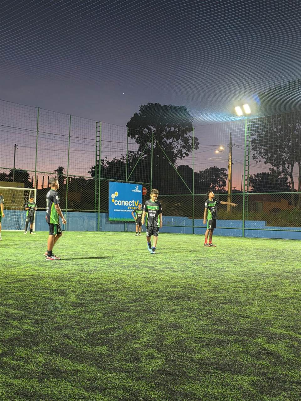 Alunos da Extremo Society treinando sob os refletores à noite