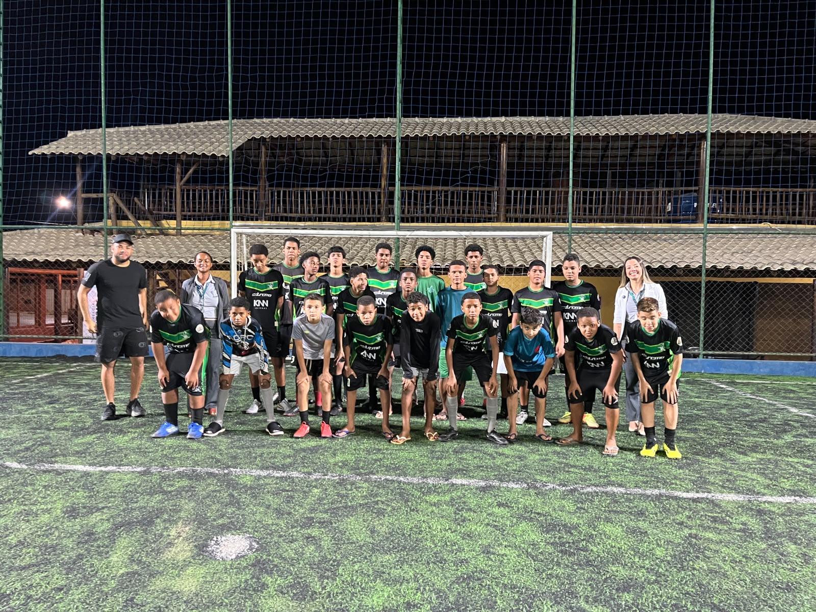 Turma da Extremo Society reunida no gol junto com o professor e a comissão